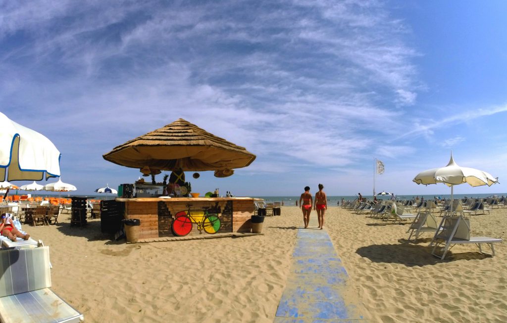 Na plaży w Rimini, żeby poznać nowych przyjaciół.