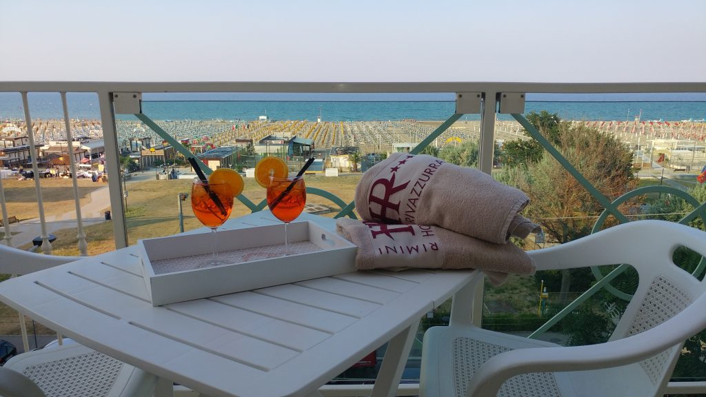 Rimini Camere con balcone di fronte al mare.