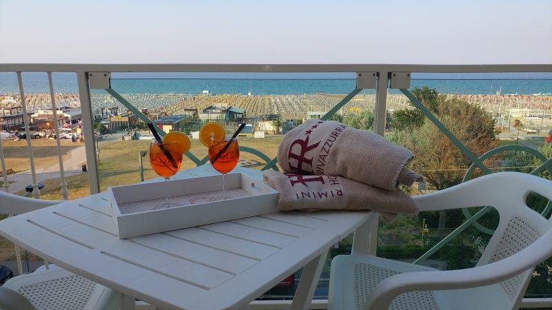 Rimini Camere con balcone di fronte al mare.