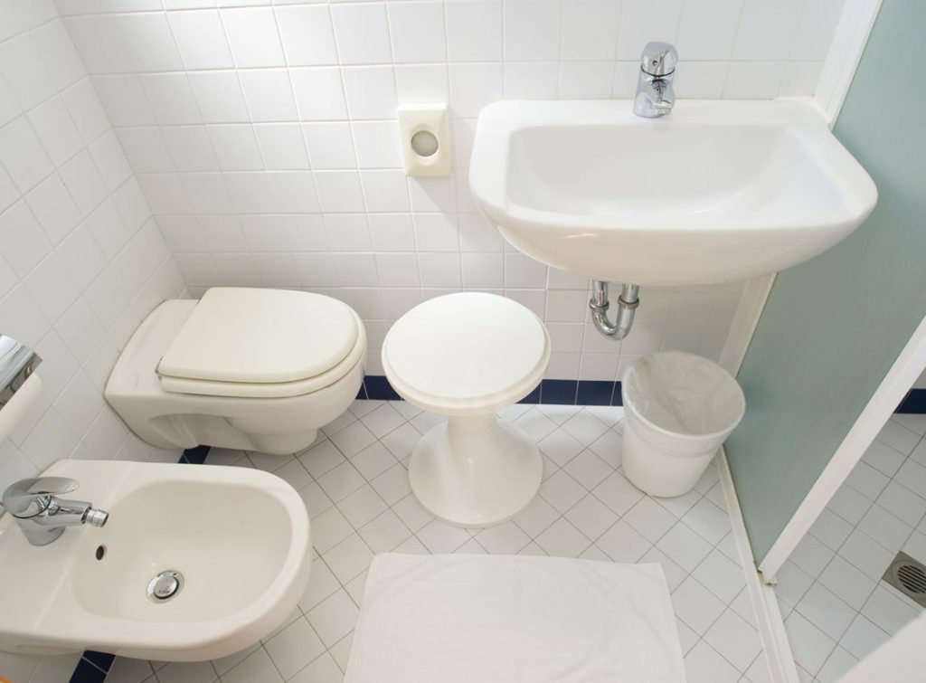 Il bagno delle nostre camere con balcone vista mare laterale a Rimini